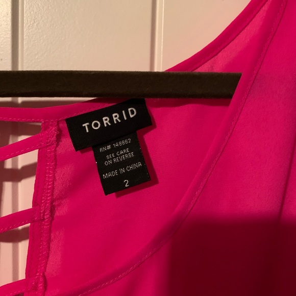 Pink hi-low Torrid top with lattice back - Picture 4 of 4